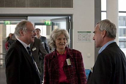 Prof. Dr. Udo Strter (Rektor der Universitt Halle) im Gesprch mit Prof. Dr. Christa Schlenker-Schulte (Leiterin der FST) und Ernst-Christoph Rmer (Geschftsfhrer der FST)