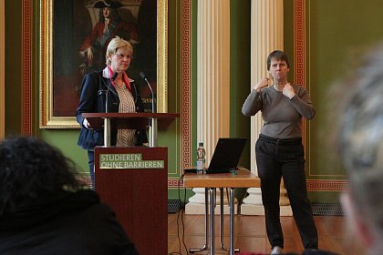 Die anschlieende Diskussion moderiert die Schwerbehindertenvertretung der Universitt Frau Dr. Monika Lcke (links) (Gebrdensprachdolmetscherin: Heike Leps)