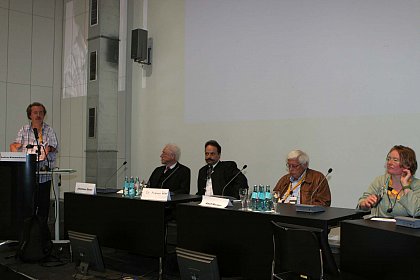Andreas Kammerbauer (DSB), Johannes Eitner (Bundesdirektorenkonferenz), Dr. Andreas Weber (FST), Adolf Becker (DSB), Ines Helke (DSB) während der Podiumsdiskussion