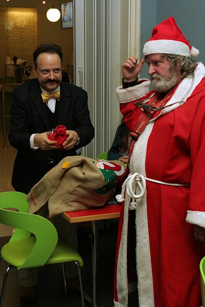 Herr Dr. Weber assistiert dem Nikolaus