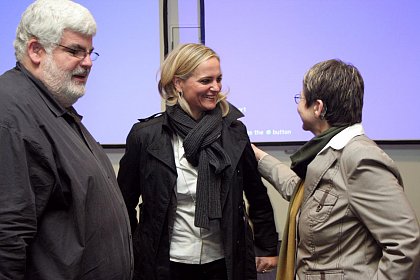 Fachlicher Austausch der Verbandsvertreter whrend der Veranstaltung: Erik Krschenhausen (Deutscher Gehrlosen-Bund), Cornelia von Pappenheim (Deutscher Gehrlosen-Bund), Renate Welter (Vizeprsidentin des Deutschen Schwerhrigenbundes)