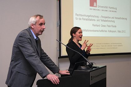 Reinhard Giese (Universitt Hamburg) referiert zur Rechtswirkungsforschung (gedolmetscht von Karoline Janouch, Gebrdensprachdolmetscherin)