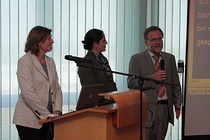 Petra Winkelmann (Institut der Deutschen Wirtschaft Kln, Projekt REHADAT), Christiane Becker (Universittsklinikum Halle, Institut fr Gesundheits- und Pflegewissenschaft) und Horst Gering (Deutsche Rentenversicherung Mitteldeutschland Halle, Berufliche Rehabilitation) bei der Begrung