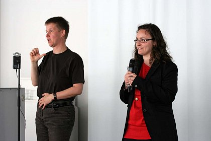 Magdalena Stampfer (Forschungsstelle (FST) Halle, Projekt GINKO) bei der Moderation (gedolmetscht von Heike Leps, Gebrdensprachdolmetscherin)