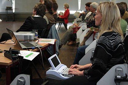 Live-Mitschrift (Heidrun Seyring, Schriftdolmetscherin) und bersetzung in Deutsche Gebrdensprache (Heike Leps, Gebrdensprachdolmetscherin) garantierten eine barrierefreie Teilhabe der hrgeschdigten Teilnehmer und Referenten