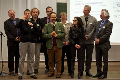 von links nach rechts: Ralph Raule (Gebrdenwerk Hamburg), Heike Leps (Gebrdensprachdolmetscherin), Andreas Kammerbauer (DSB), Robert Richard (Ministerium fr Arbeit und Soziales Sachsen-Anhalt), Dr. Andreas Weber (FST), Renate Welter (DSB), Christine Linnartz (DGB), Dr. Harald Seidler (DSB), Rudolf Sailer (DGB) bei der Erffnung der GINKO-Ergebnis-Webseite