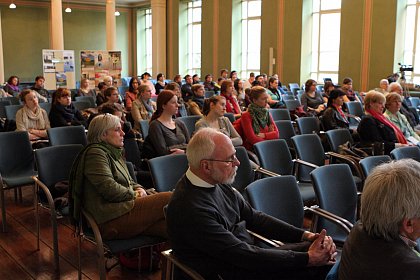 Betroffene Studierende, Mitarbeiter der Universitt, Vertreter der Stadt Halle sowie des Landes Sachsen-Anhalt verfolgen in der Aula der Universitt die Veranstaltung