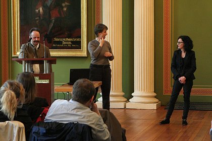 Christine Linnartz, Vizeprsidentin des Deutschen Gehrlosen-Bundes (rechts) und Dr. Andreas Weber von der FST im Dialog zum Thema "Ohne Bildung keine Arbeit" (Gebrdensprachdolmetscherin: Heike Leps)