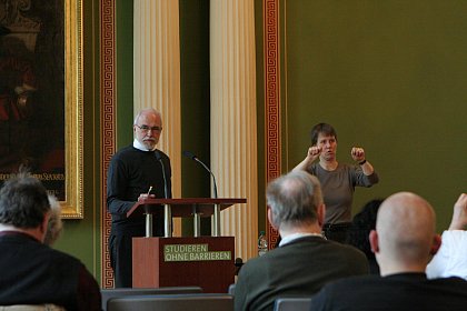 Carsten Ruhe, Sachverstndiger vom Deutschen Schwerhrigenbund referiert zum Thema "Barrierefreies Bauen - mglich und bezahlbar" (Gebrdensprachdolmetscherin: Heike Leps)