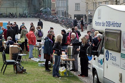 Parallel zur Veranstaltung setzen sich Studierende mit und ohne Behinderungen dafr ein, die ffentlichkeit mit Aktionen auf dem Universittsplatz fr den Abbau von Barrieren im Studium zu sensibilisieren