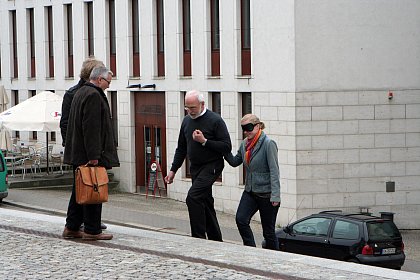 Barrieren im Studienalltag erfahrbar machen: Hier zeigt der Experte Carsten Ruhe einer Studierenden was es heit, ohne sehen zu knnen, die Treppe am Universittsplatz zu bewltigen