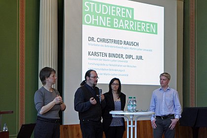 Dr. Christfried Rausch (Mitarbeiter des Behindertenbeauftragten des akademischen Senats der Universitt) (links) und Dipl. Jur. Karsten Binder (rechts) beschreiben die rechtliche Situation der Betroffenen (Moderation: Magdalena Stampfer (Mitte), Gebrdensprachdolmetscherin: Heike Leps) 