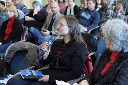 Karin Mller Schmied von der Bundesarbeitsgemeinschaft Hrbehinderter Studenten und Absolventen in der Diskussion mit den Referenten und Studierenden