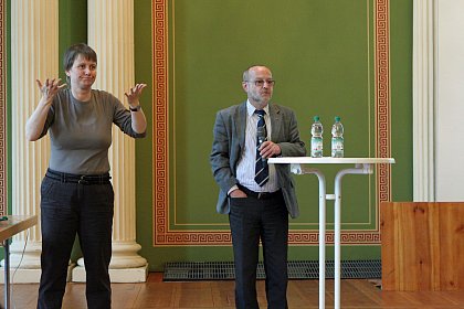 In einem Schlusswort zeigt der Prorektor fr Studium und Lehre Prof. Dr. Christoph Weiser Mglichkeiten und Grenzen auf fr ein barrierefreies Studieren an der Martin-Luther-Universitt (Gebrdensprachdolmetscherin: Heike Leps)